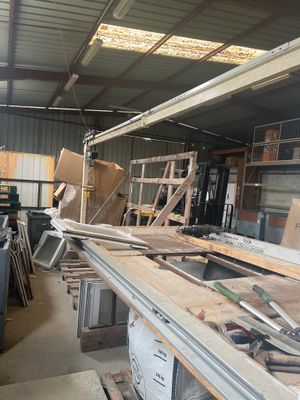 plusieurs pièces de bois sont empilées dans un entrepôt