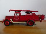 un camion de pompiers miniature posé par terre
