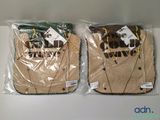 deux sacs de nourriture posés sur une table