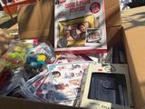 une boîte remplie de jouets et d'autres objets qui s'y trouvent