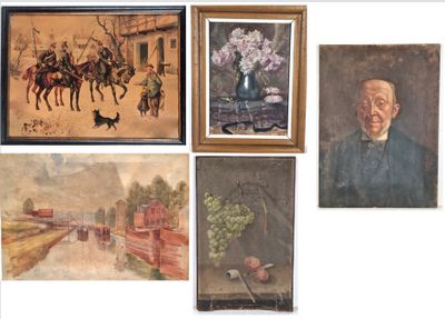 Des tableaux représentant un homme et un chien sont accrochés au mur.