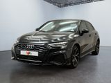 Une Audi RS4 noire est garée dans une grande pièce