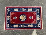 un tapis posé par terre, avec une personne debout à côté