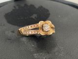 l'image d'une bague en or ornée de diamants