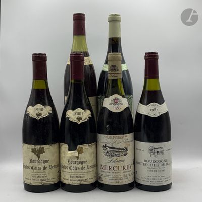 plusieurs bouteilles de vin sont alignées sur une surface blanche