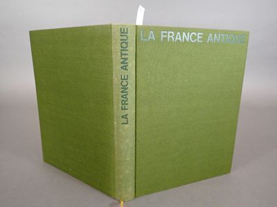 le livre est posé sur une table devant un fond gris