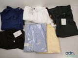 un tas de vêtements posés sur une table