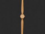 une montre en or sur fond noir