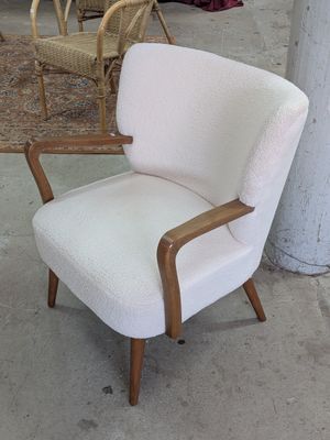 une chaise blanche qui se trouve dans une pièce