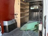 une camionnette blanche avec un lit à l'arrière