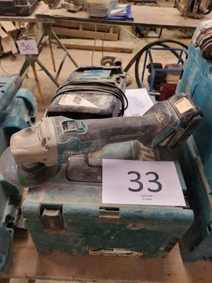 une boîte à outils posée sur une table, avec une étiquette de prix