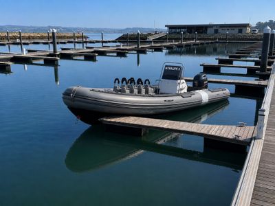 un bateau amarré au quai, dans l'eau