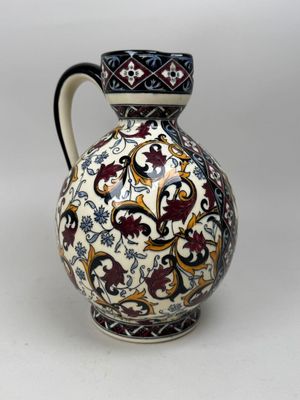 un vase blanc et bleu orné d'un motif floral