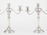 paire de candélabres plaqués argent avec des bougeoirs sur pied