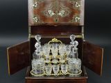 une vieille boîte en bois contenant un service de verres
