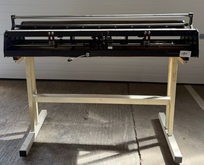 une machine posée sur un support dans un garage
