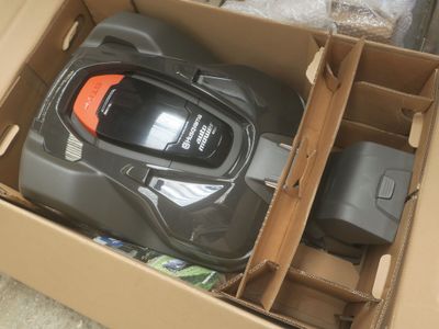 une boîte avec une télécommande à l'intérieur