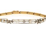 gros plan d'un bracelet en or et diamants sur fond blanc