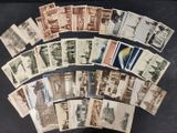 une vieille photo d'un lot de vieilles cartes postales sur une table