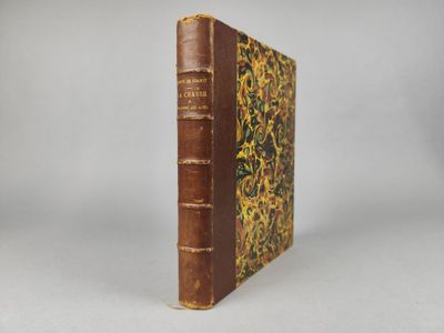 un vieux livre à la couverture brune posé sur une table