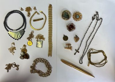 de nombreux types de bijoux sur la table