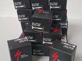 une pile de boîtes noires portant des inscriptions rouges