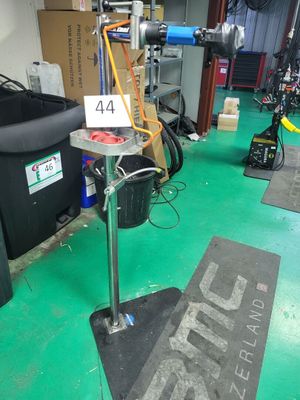 une machine posée sur le sol d'une pièce