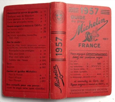 un vieux livre à la couverture rouge posé sur une table