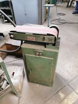 une machine posée sur le sol d'une pièce