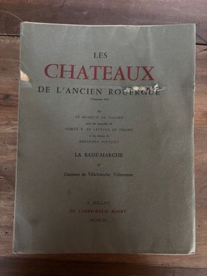 livres sur une table en bois avec le titre du livre les chateaux