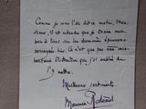 un bout de papier sur lequel est écrit un message à la main