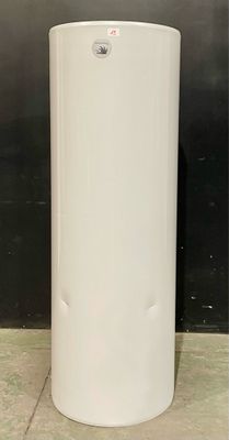 un chauffe-eau blanc posé sur un sol carrelé