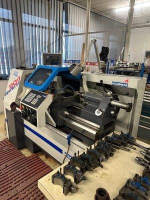une machine posée sur une table dans une pièce