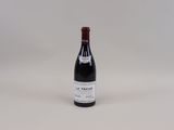 la bouteille de vin est posée sur une surface blanche