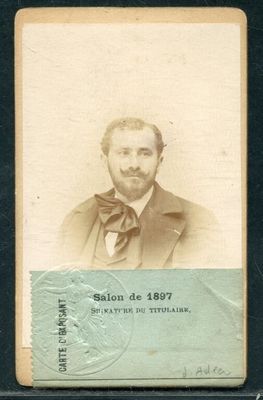 une vieille photo d'un homme en costume et nœud papillon