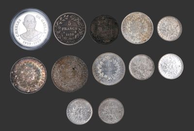 une image représentant un groupe de pièces de monnaie sur fond noir