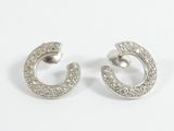 une paire de boucles d'oreilles créoles en diamant sur fond blanc