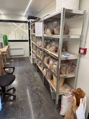 une pièce remplie d'étagères et de sacs de provisions