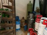 une pièce avec un escalier en colimaçon et de nombreuses bonbonnes de gaz propane