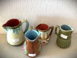 trois vases posés sur une table