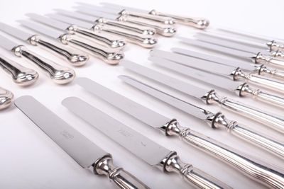 a lot of knives that are sitting on a table