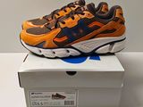 Chaussures New Balance pour homme, dans une boîte posée sur une surface blanche