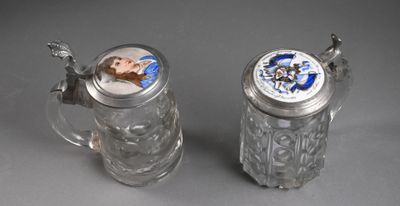 une paire de salières et poivrières en verre ornées d'une image représentant un homme et une femme