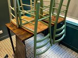 quatre chaises posées sur une table dans une pièce