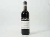 une bouteille de vin posée sur une table