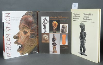 trois livres sont posés sur une table les uns à côté des autres