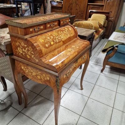 a piano that is sitting in the middle of a room