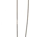 Collier plaqué argent avec une longue chaîne sur fond blanc
