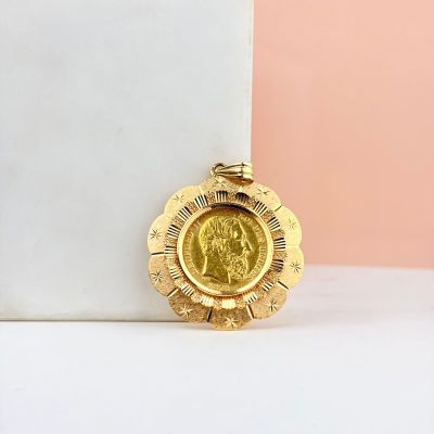une image représentant une pièce d'or sur laquelle figure une femme