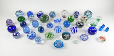 un tas de billes de verre posé sur une surface blanche
